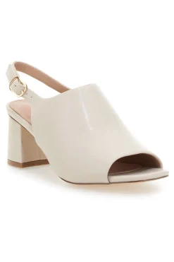 Nudefarbene Sandalen mit Riemen hinten und Öffnung vorne FIRST LADY P545