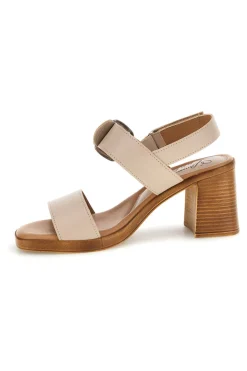 Sandali beige Made in Italy con maxi fibbia Pittarello look MK3619214