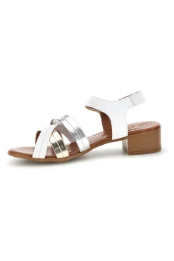 Sandali bianchi e argento in pelle con fasce incrociate Pittarello look 243205