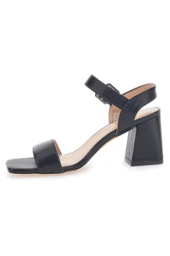 Schwarze Sandalen mit Absatz und Knöchelriemen im Café kosten 285