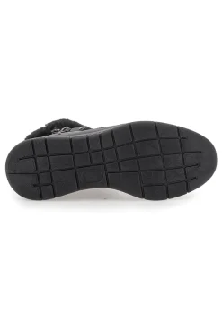 Schwarze Stiefeletten mit Reißverschluss im Café kosten 4195