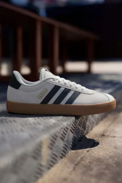 Sneakers beige con strisce nere e suola in gomma Adidas VL Court 3
