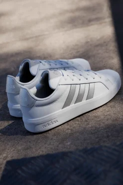 Sneakers bianche con strisce argento in pelle sintetica Adidas Grand Court 3 J