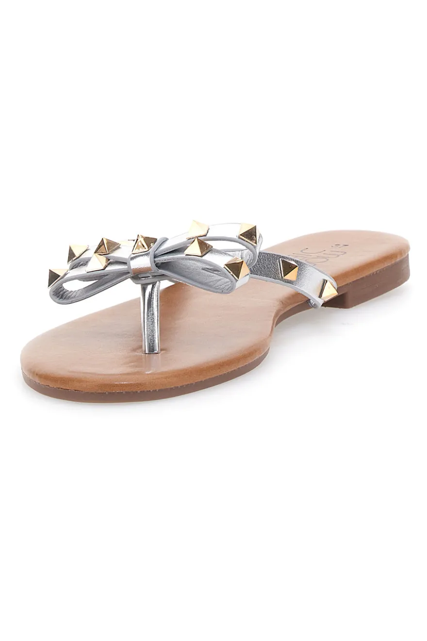 Flip-Flops mit silberner Schleife und Nieten MON DIEU PREA842