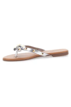 Flip-Flops mit silberner Schleife und Nieten MON DIEU PREA842