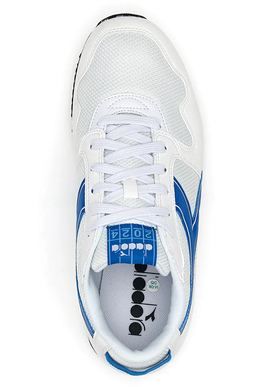 Weiße Turnschuhe mit blauem Diadora Skyler Athletic Frieze