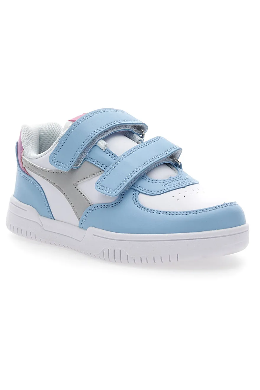 Weiße und hellblaue Turnschuhe mit grauem Diadora Raptor Low Ps-Logo
