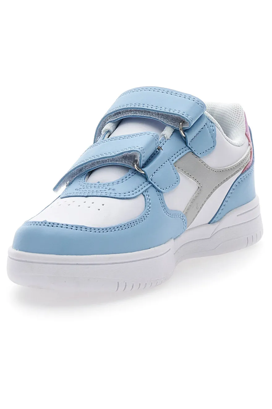 Weiße und hellblaue Turnschuhe mit grauem Diadora Raptor Low Ps-Logo