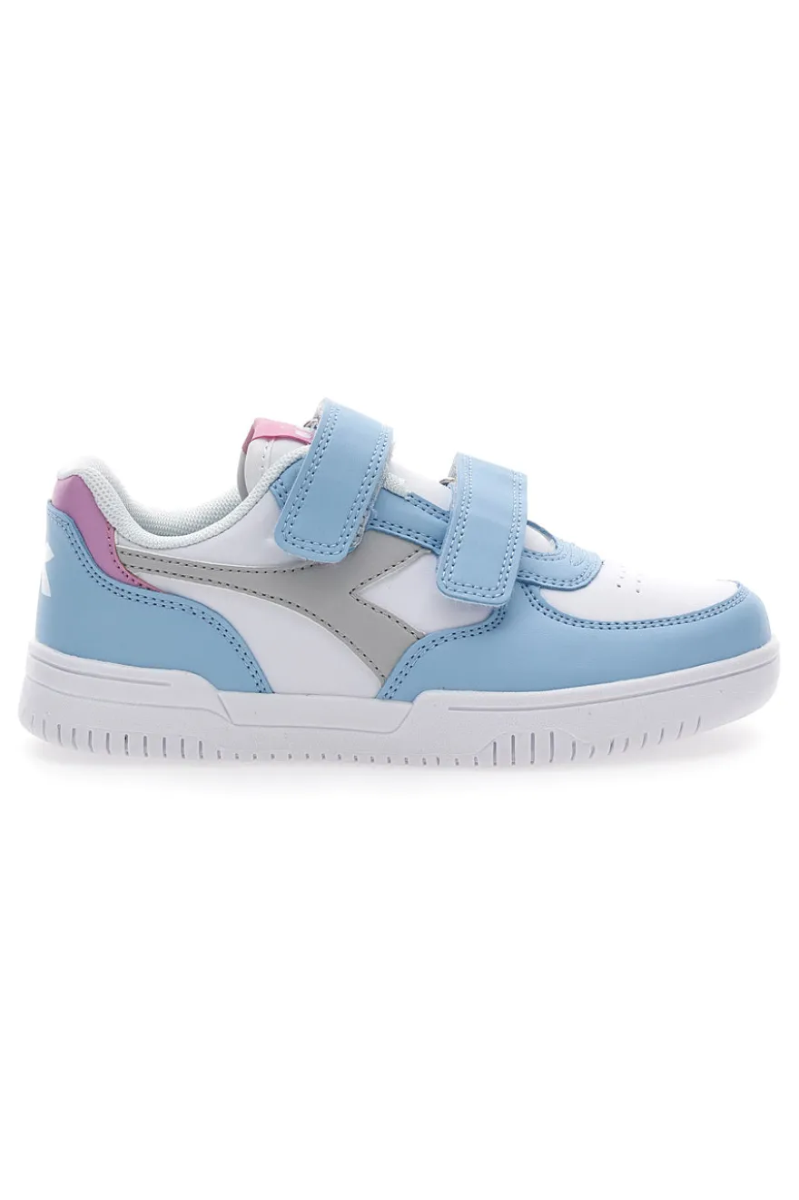 Weiße und hellblaue Turnschuhe mit grauem Diadora Raptor Low Ps-Logo