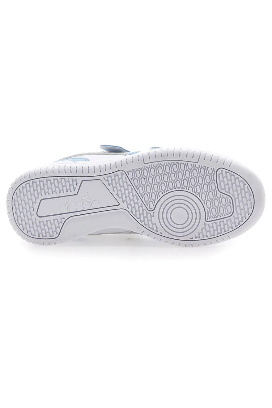 Weiße und hellblaue Turnschuhe mit grauem Diadora Raptor Low Ps-Logo