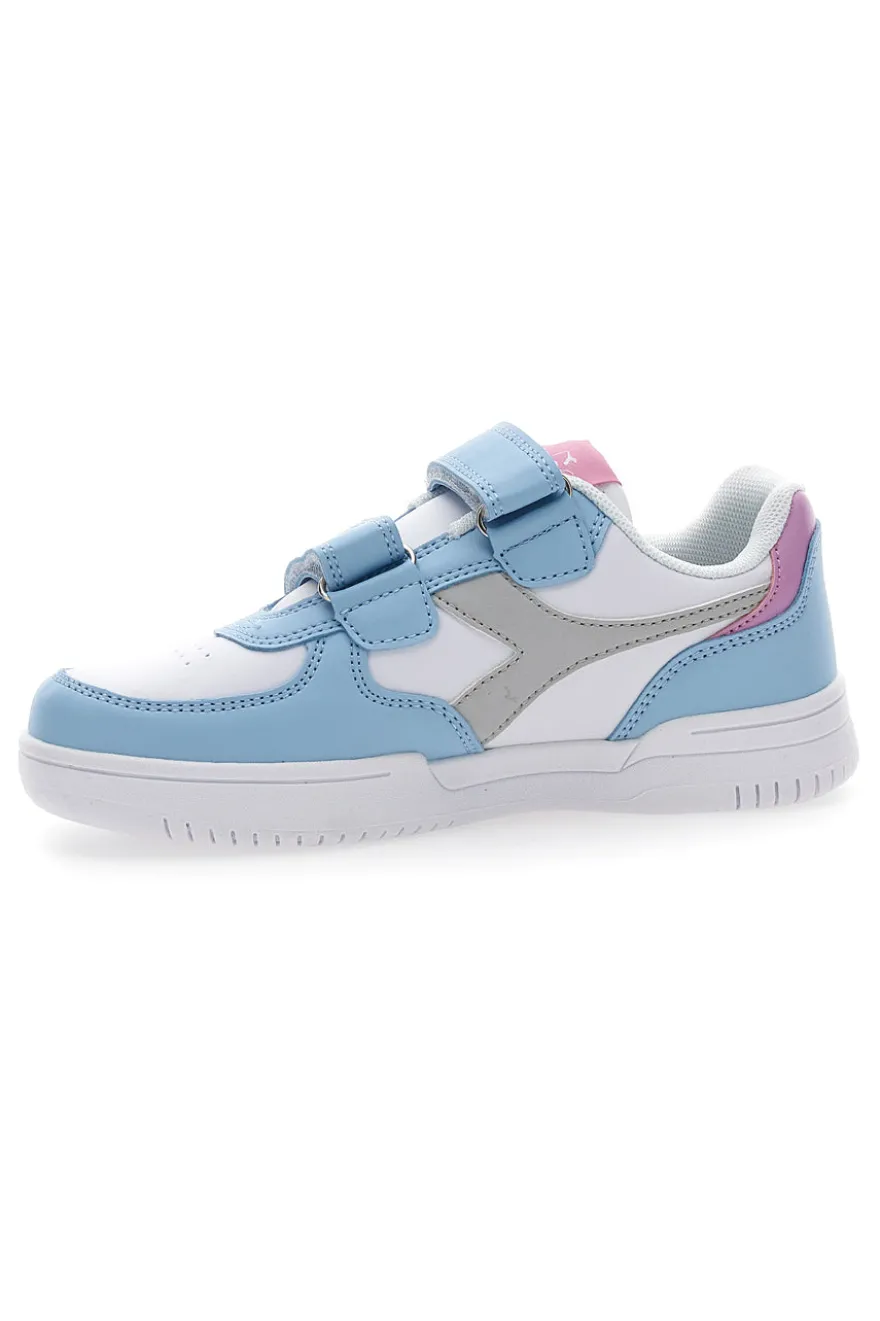 Weiße und hellblaue Turnschuhe mit grauem Diadora Raptor Low Ps-Logo